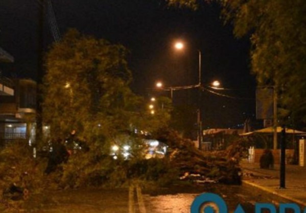 Ανεμοστρόβιλος έπληξε την Καλαμάτα.